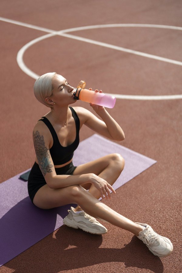 What are the best practices for hydration during high-altitude trekking competitions?